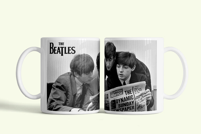 Beatles bögre újságolvasó fekete-fehér fotóval, fehér kerámia, egyedi nyomtatott mintával