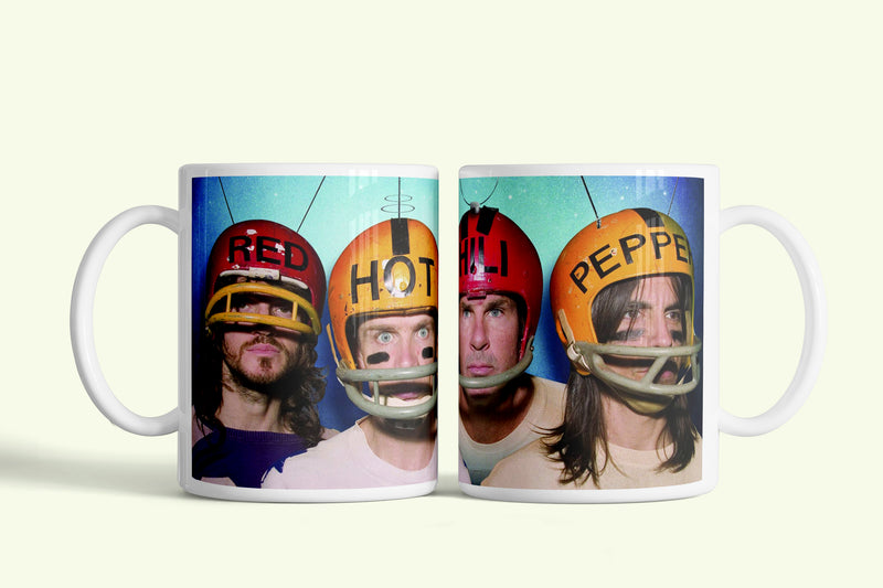Red Hot Chili Peppers bögre focisisakos tagokkal, fehér kerámia, egyedi nyomtatott mintával