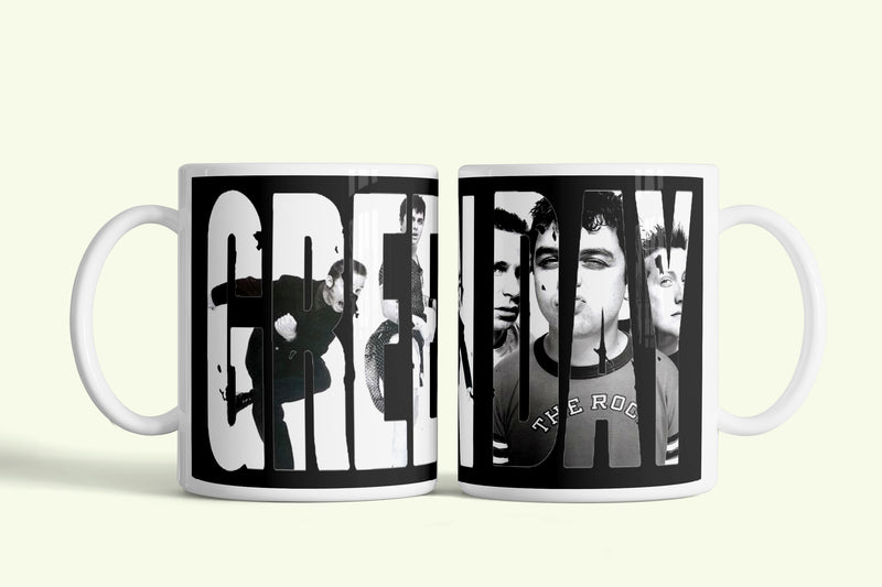 Green Day bögre fekete-fehér betűs kollázzsal, fehér kerámia, egyedi nyomtatott mintával