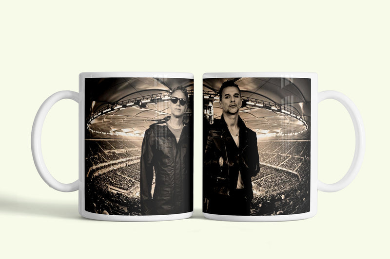 Depeche Mode bögre fekete-fehér stadionos fotóval, fehér kerámia, egyedi nyomtatott mintával
