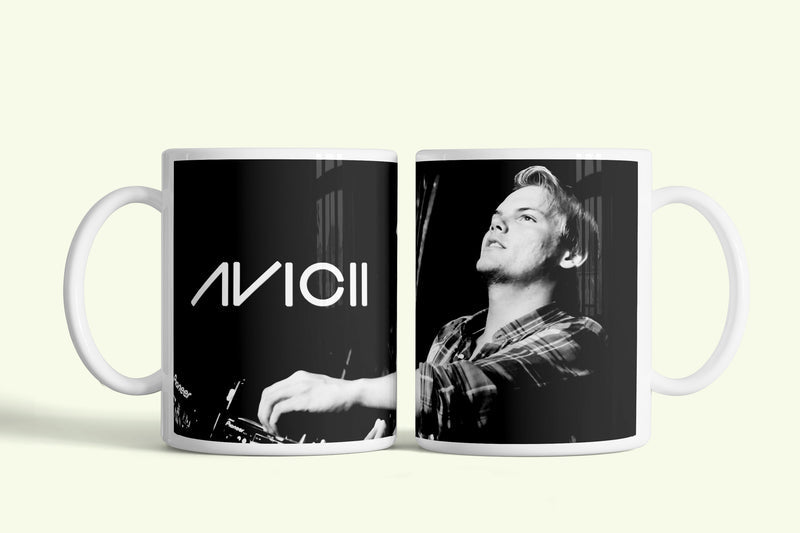 Avicii bögre fekete-fehér portréval, fehér kerámia, egyedi nyomtatott mintával