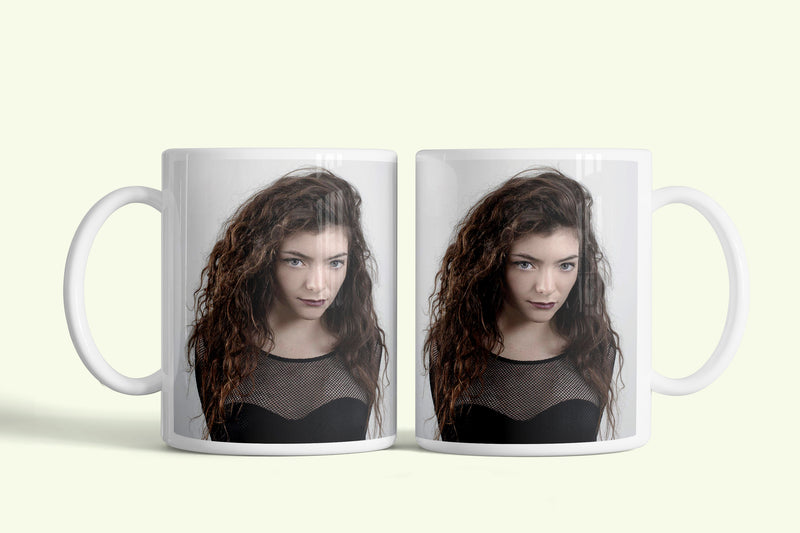 Lorde bögre göndör hajú portréval, fehér kerámia, egyedi nyomtatott mintával