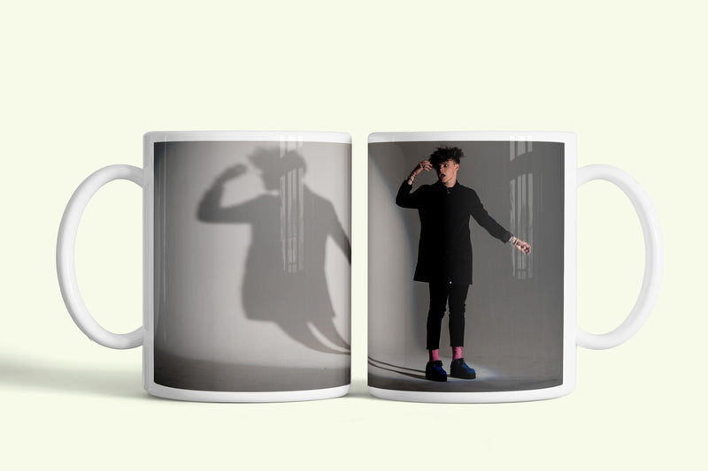 Yungblud bögre árnyékos portréval, fehér kerámia, egyedi nyomtatott mintával