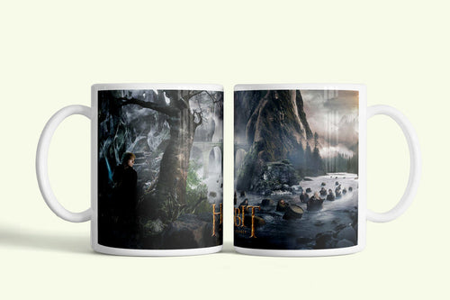 A Hobbit bögre sötét erdős jelenettel, fehér kerámia, egyedi nyomtatott mintával