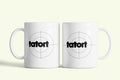 Tatort (Tetthely) bögre, fehér kerámia, egyedi nyomtatott mintával