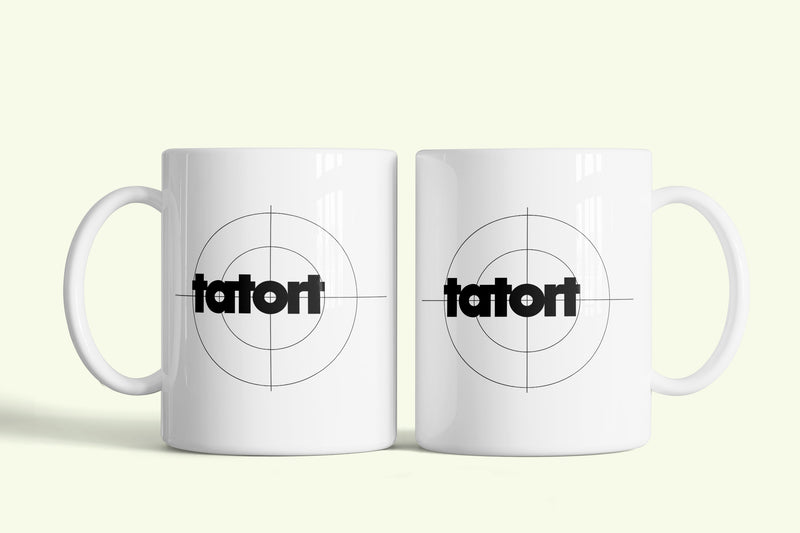 Tatort (Tetthely) bögre, fehér kerámia, egyedi nyomtatott mintával