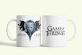 Trónok Harca Éjkirály bögre „Winter is here” felirattal, fehér kerámia, egyedi nyomtatott mintával