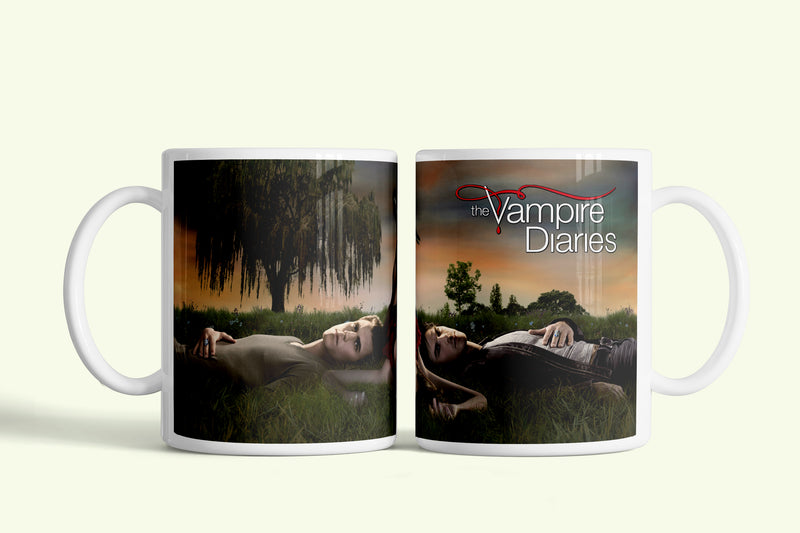 Vámpírnaplók - The Vampire Diaries bögre fűben fekvő párral, fehér kerámia, egyedi nyomtatott mintával