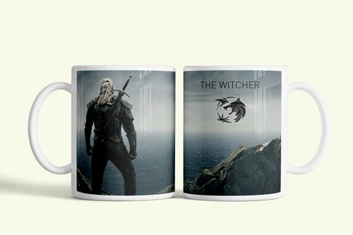 A Vaják (The Witcher) bögre Geralttal a sziklán, fehér kerámia, egyedi nyomtatott mintával