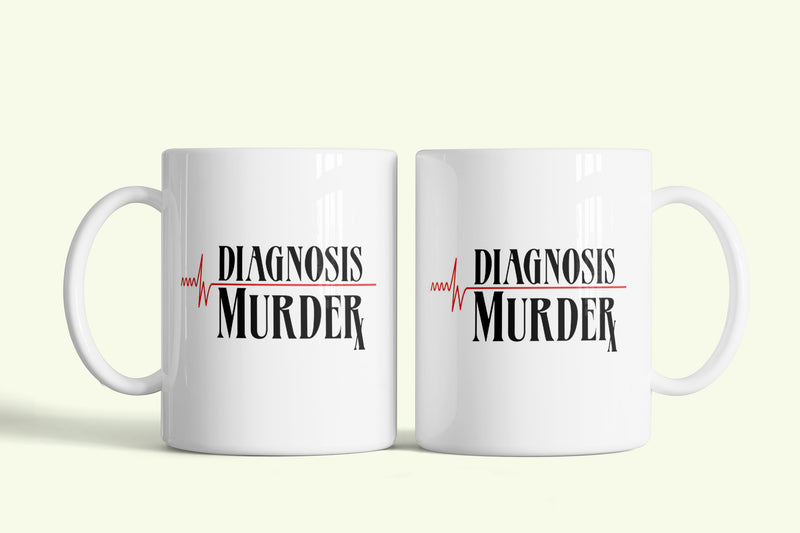 Halálbiztos Diagnózis (Diagnosis: Murder) bögre, fehér kerámia, egyedi nyomtatott mintával
