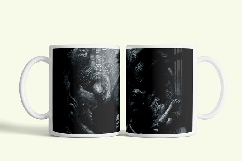 Alien bögre sötét, fekete-fehér xenomorffal, fehér kerámia, egyedi nyomtatott mintával