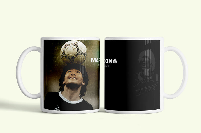 Maradona bögre fekete, labdát pöckölő Maradonával, fehér kerámia, egyedi nyomtatott mintával