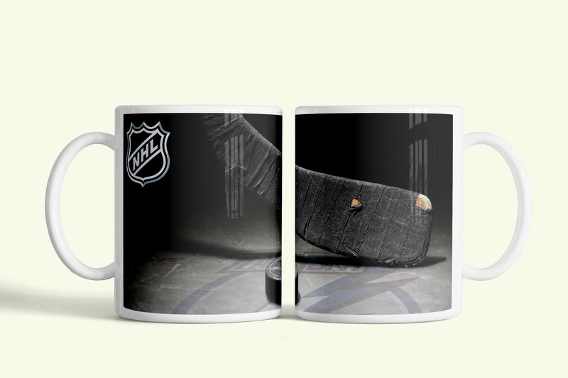 NHL bögre fekete, korongos ütővel, fehér kerámia, egyedi nyomtatott mintával
