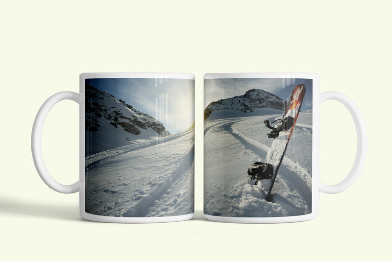 Snowboard bögre havas hegyvonulattal, fehér kerámia, egyedi nyomtatott mintával