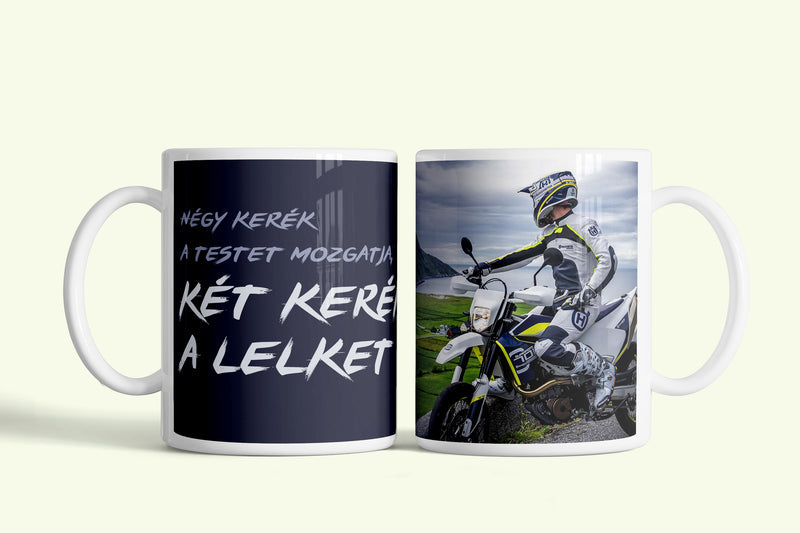 Motoros bögre „Két kerék a lelket” felirattal, fehér kerámia, egyedi nyomtatott mintával