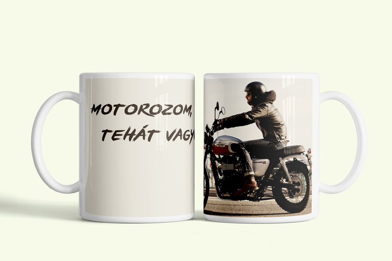 Motoros bögre „Motorozom, tehát vagyok” felirattal, fehér kerámia, egyedi nyomtatott mintával