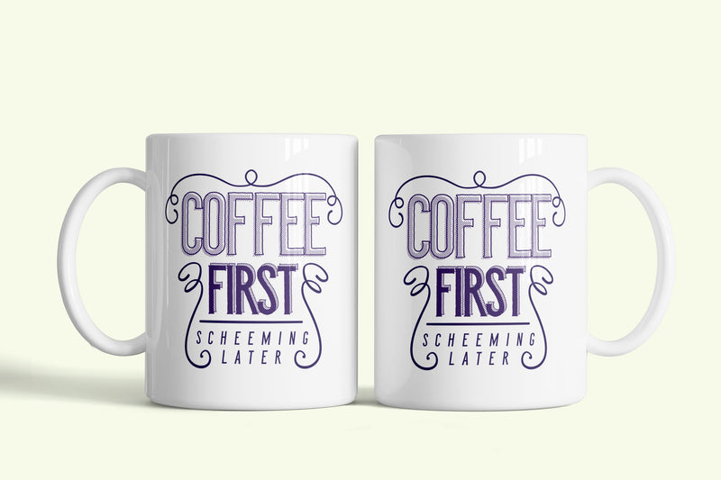 Angol feliratos bögre „Coffee first, scheming later”, fehér kerámia, egyedi nyomtatott mintával