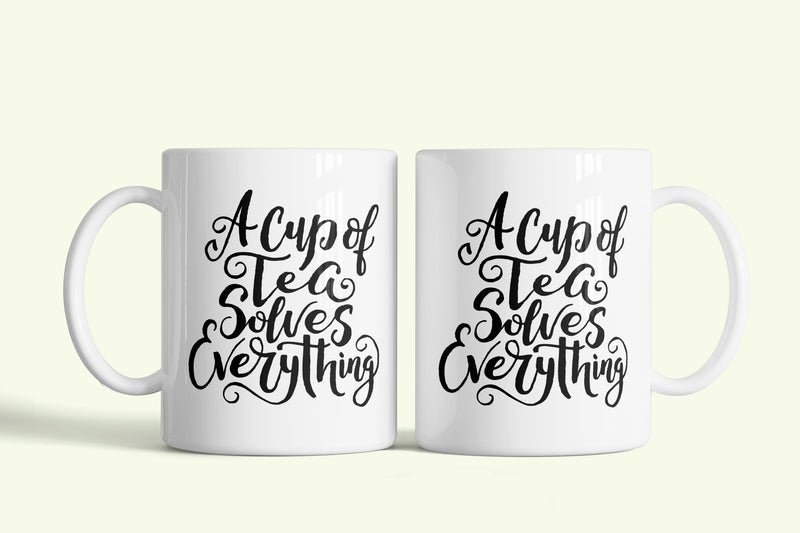 Angol feliratos bögre „A cup of tea solves everything”, fehér kerámia, egyedi nyomtatott mintával