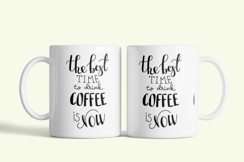 Angol feliratos bögre „The best time to drink coffee is now”, fehér kerámia, egyedi nyomtatott mintával