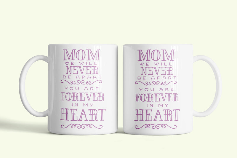 Angol feliratos bögre „Mom, forever in my heart”, fehér kerámia, egyedi nyomtatott mintával