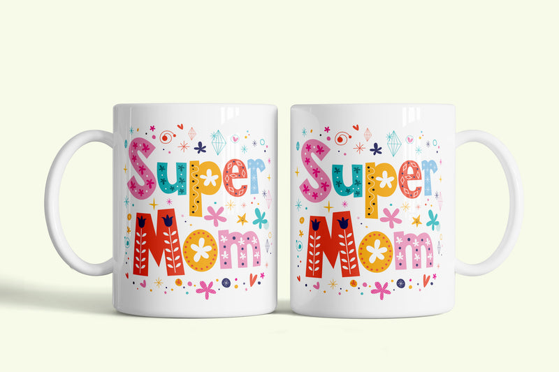 Szuperanyu bögre színes „Super Mom” betűkkel, fehér kerámia, egyedi nyomtatott mintával