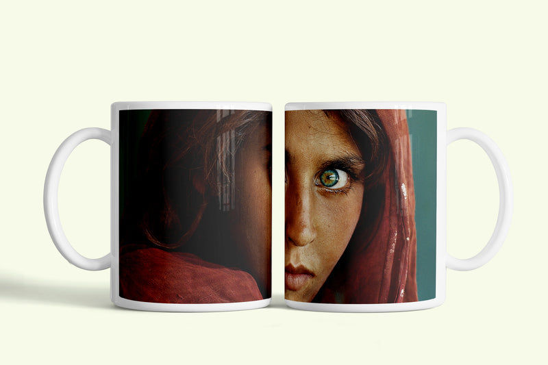 Afgán lány (Sharbat Gula) bögre, fehér kerámia, egyedi nyomtatott mintával