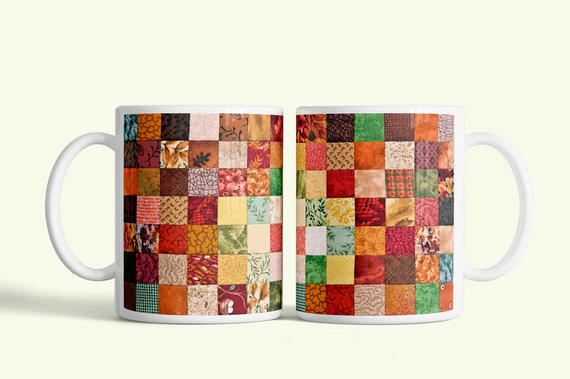 Patchwork - foltvarrás takaró bögre meleg színű kockákkal, fehér kerámia, egyedi nyomtatott mintával