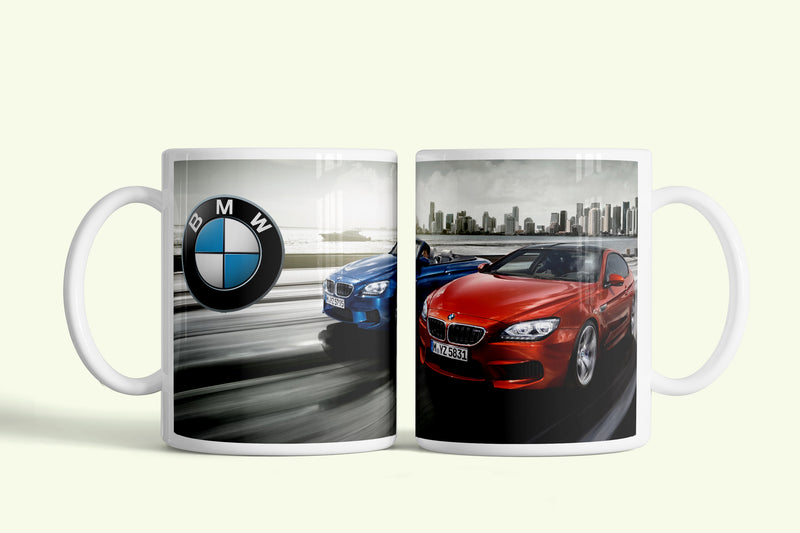 BMW bögre piros és kék autókkal, fehér kerámia, egyedi nyomtatott mintával