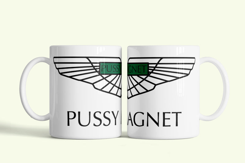 Csajmágnes bögre szárnyas „Pussy Magnet” logóval, fehér kerámia, egyedi nyomtatott mintával