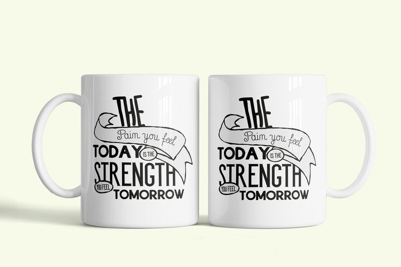 Angol feliratos bögre „The pain you feel today is strength”, fehér kerámia, egyedi nyomtatott mintával