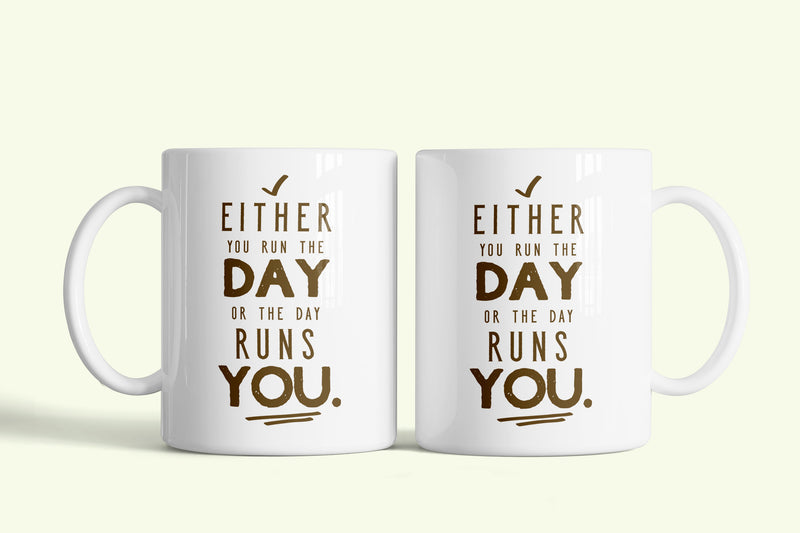 Angol feliratos bögre „Run the day”, fehér kerámia, egyedi nyomtatott mintával