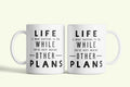 Angol feliratos bögre „Life is what happens”, fehér kerámia, egyedi nyomtatott mintával