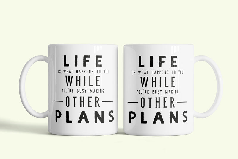 Angol feliratos bögre „Life is what happens”, fehér kerámia, egyedi nyomtatott mintával