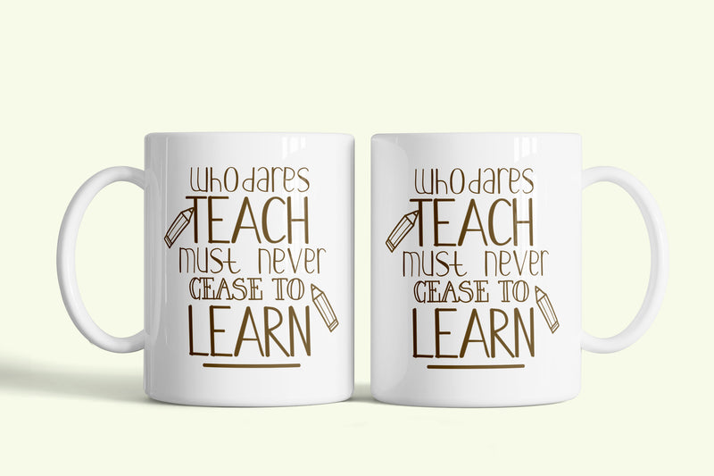 Angol feliratos bögre tanároknak „Who dares to teach”, fehér kerámia, egyedi nyomtatott mintával
