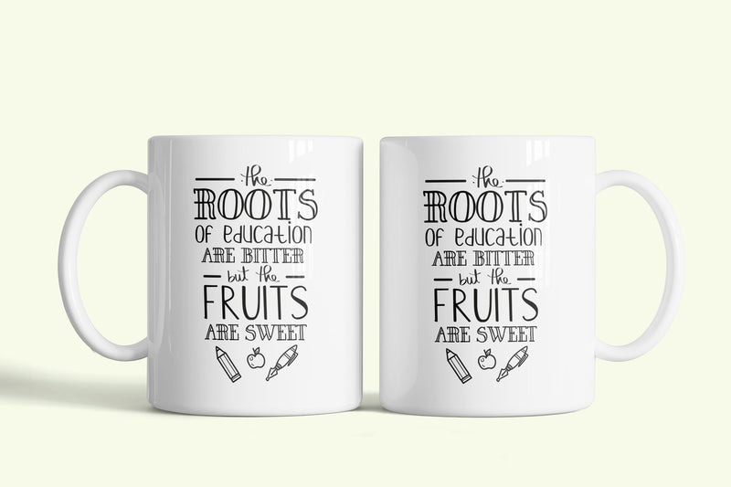 Angol feliratos bögre tanároknak „The roots of education”, fehér kerámia, egyedi nyomtatott mintával