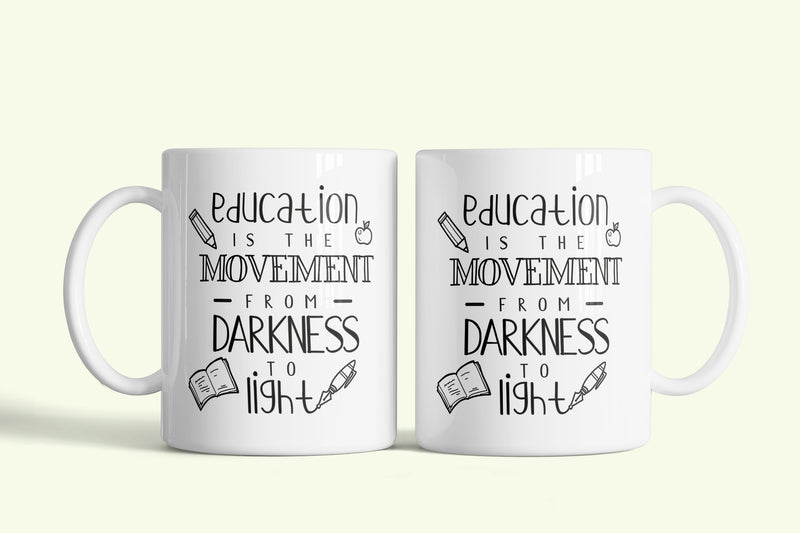 Angol feliratos bögre tanároknak „Education is the movement”, fehér kerámia, egyedi nyomtatott mintával
