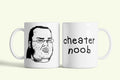 Cheater noob bögre „cheater noob” felirattal, fehér kerámia, egyedi nyomtatott mintával